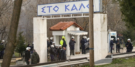 Καστανιές: Το συγκινητικό χειροκρότημα από τους κατοίκους στους άνδρες των ΜΑΤ (video)