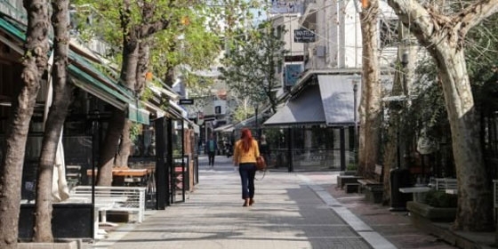 Το ενδεχόμενο να ανοίξουν νωρίτερα εστιατόρια και καφέ εξετάζει η κυβέρνηση