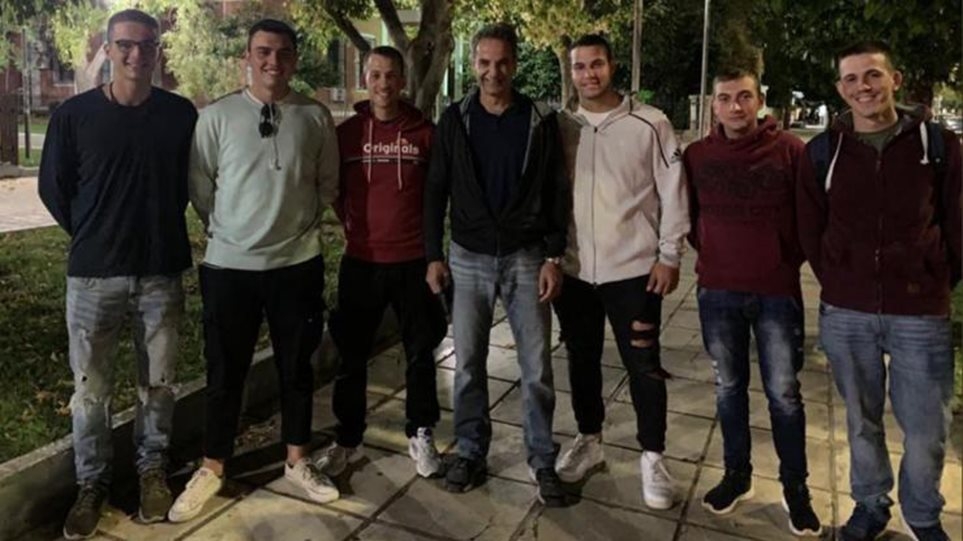 Στιγμιότυπο από την συνάντηση του πρωθυπουργού με την "σειρά" του γιου του