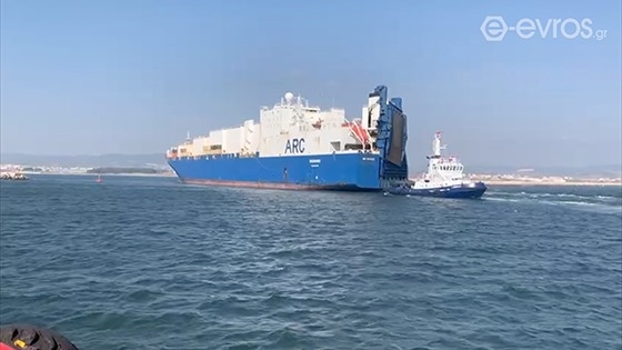 Το τεράστιο Αμερικάνικο φορτηγό πλοίο «Endurance» λίγο πριν μπει στο λιμάνι της Αλεξανδρούπολης.