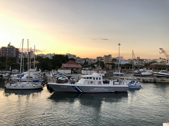 Φουσκωτό με 32 παράτυπους μετανάστες εντοπίστηκε ανοιχτά της Νέας Χηλής - Βίντεο ντοκουμέντο από την άφιξη τους στο λιμάνι 