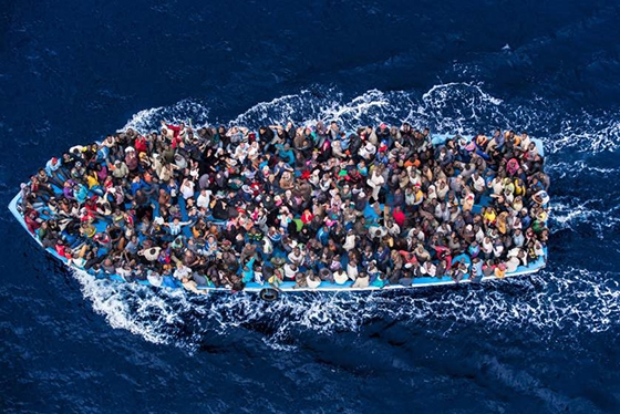 Μετανάστες στριμώχνονται σε καϊκια για να περάσουν στην Ευρώπη