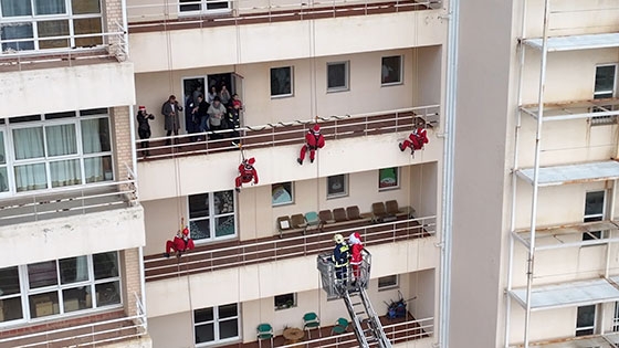 Ο Αϊ-Βασίλης, με τη βοήθεια των πυροσβεστών, έκανε μια μαγική είσοδο από το παράθυρο