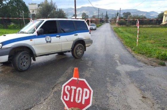 Οι αστυνομικές αρχές επιχειρούν να αποτρέψουν την είσοδο των οχημάτων στους οικισμούς, αλλά αυτό δεν είναι πάντα εφικτό.
