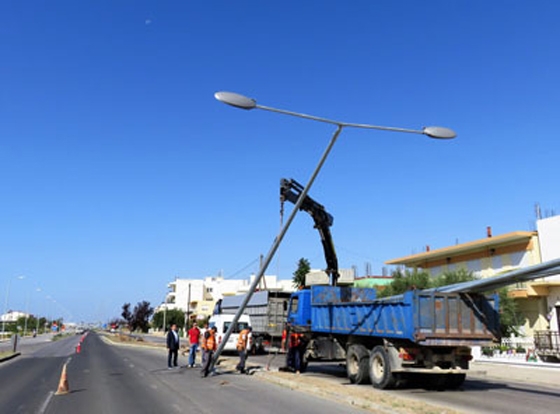 Στον κόμβο του αεροδρομίου αντικαταστάθηκαν τα υπάρχοντα φωτιστικά σώματα με νέα.