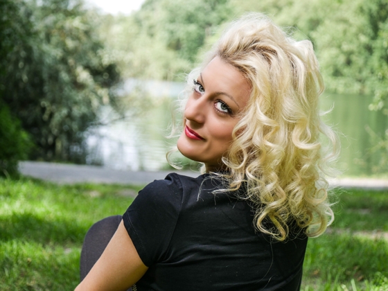 Με το νέο της τραγούδι "Bye Bye Bye" η Εύα Κανατά αποχαιρετά το 2017!