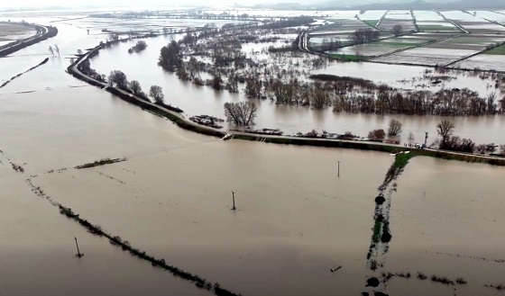 Όλο και περισσότερες παραποτάμιες εκτάσεις πλημμυρίζουν στον Έβρο.