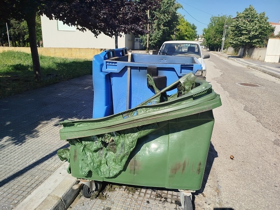 Άρχισαν πάλι να καίνε κάδους σκουπιδιών στις Φέρες.