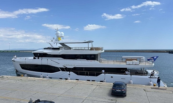 Πολυτελής τουρκική θαλαμηγός στο λιμάνι της Αλεξανδρούπολης.