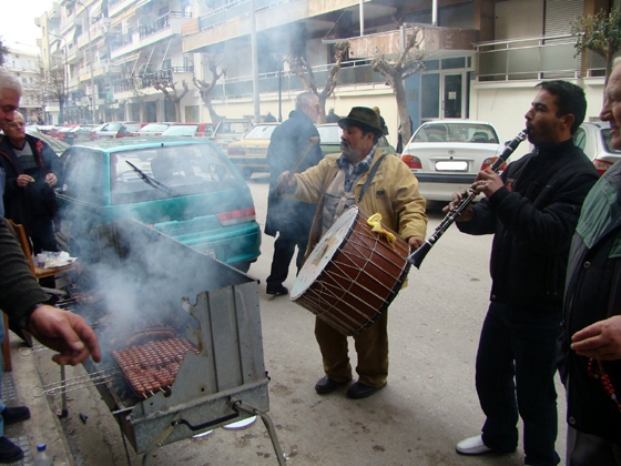 Η πόλη γίνεται μια παρέα την Παραμονή της Πρωτοχρονιάς.Φωτ: Θεόδωρος Ορδουμποζάνης