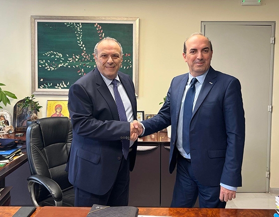 Στιγμιότυπο από την υπογραφή της σύμβασης