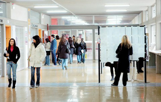 Κατά την προσέλευσή τους για εγγραφή, οι εισαχθέντες πρέπει να έχουν μαζί τους την αστυνομική ταυτότητα/διαβατήριο ή άλλο δημόσιο έγγραφο.