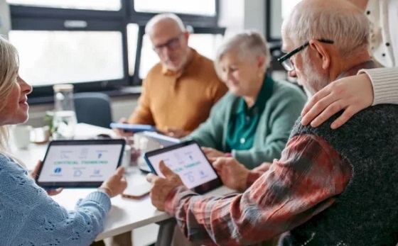 Θα εκπαιδευτούν και ενδυναμωθούν ψηφιακά, ηλικιωμένοι (από το 65ο έτος της ηλικίας και άνω) καθώς και άτομα με αναπηρία (ΑμεΑ).