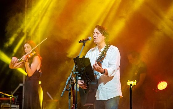 Ο Γιάννης Κότσιρας με τη Μυρτώ Βασιλείου και τη Δήμητρα Μπουλούζου live (video & photo)