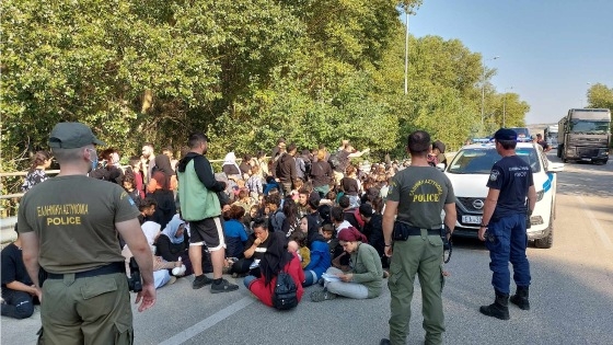 Στο σημείο βρίσκεται εκπρόσωπος της ύπατης αρμοστείας του ΟΗΕ και μεταφραστής.