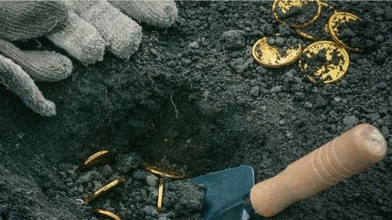 Με ανιχνευτές μετάλλων εξετάζουν τα καμένα εδάφη προκειμένου να αποκαλύψουν πρόσφορα σημεία.