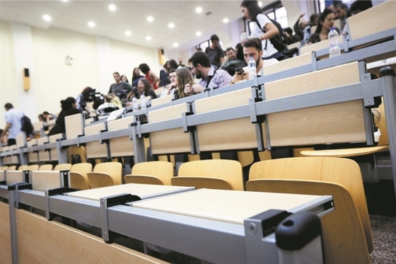 Οι ενδιαφερόμενοι μπορούν να επισκεφτούν τις ειδικές εφαρμογές για να υποβάλουν ηλεκτρονικά την αίτησή τους.