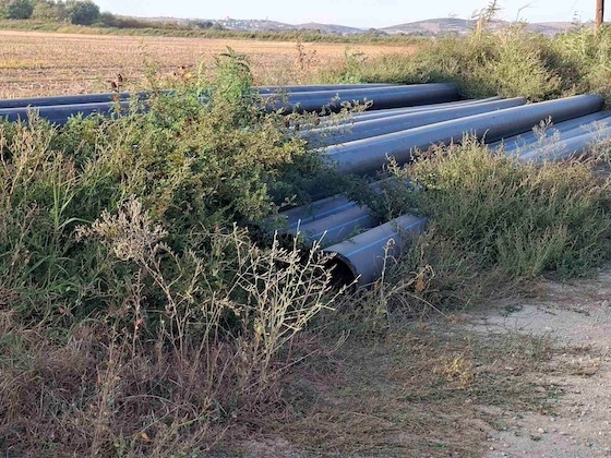 Στα χόρτα και τη γραφειοκρατία «πνίγεται» το εθνικής σημασίας αρδευτικό στο Πέταλο Πέπλου.