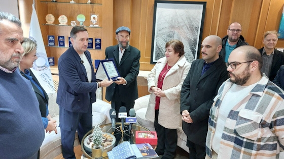 Στιγμιότυπο από τη βράβευση στο γραφείο του Δημάρχου.