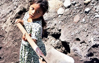 73 εκατομμύρια από τα εργαζόμενα παιδιά είναι ηλικίας κάτω των δέκα ετών.