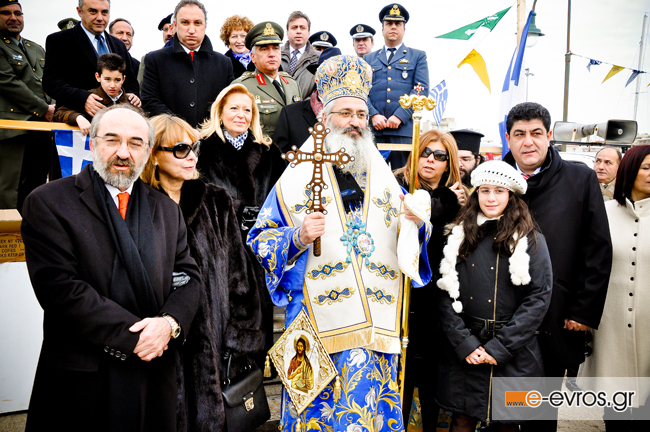 Με λαμπρότητα παρά το κρύο αγιάστηκαν τα νερά στην Αλεξανδρούπολη.