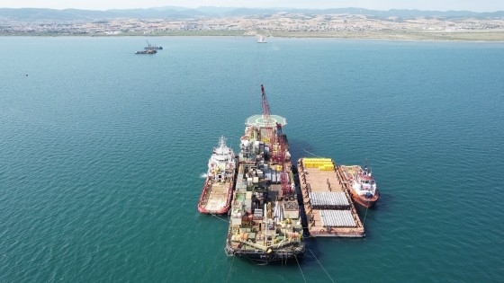 Πλάνο από το σκάφος πόντισης του υποθαλάσσιου αγωγού στην Αλεξανδρούπολη 