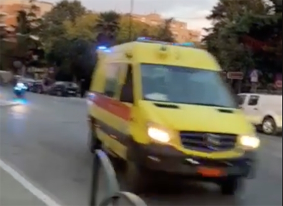 Στιγμιότυπο από την μεταφορά του τραυματία στο ΠΓΝΑ.