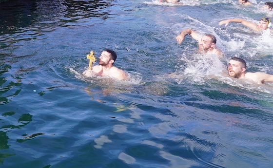 Ο νεαρός που κατάφερε να πιάσει τον Σταυρό στα νερά του Φαναρίου στην Κωσταντινούπολη ήταν γνώριμος για τους Αλεξανδρουπολίτες.