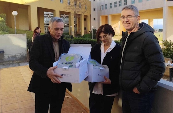 Οι νέοι εξωτερικοί απινιδωτές, είναι προσφορά της Περιφέρειας Ανατολικής Μακεδονίας Θράκης.