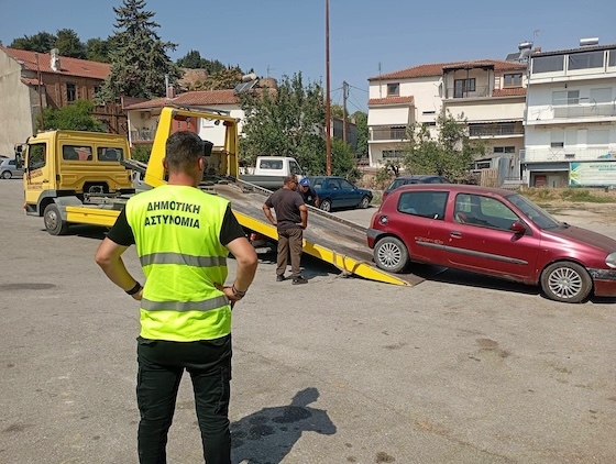 Επιχείρηση απομάκρυνσης εγκαταλελειμμένων οχημάτων από τη Δημοτική Αστυνομία Διδυμοτείχου.