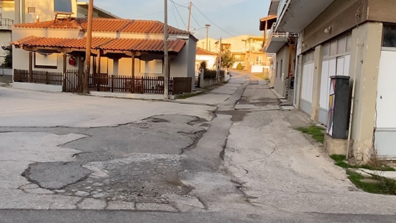 Εδώ και χρόνια, οι κάτοικοι έχουν εκφράσει τις ανησυχίες τους για την επιδείνωση των οδικών συνθηκών, ζητώντας επείγουσα προσοχή από τις δημοτικές αρχές.
