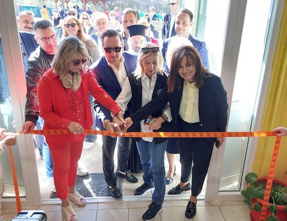 Την ώρα που κόβεται η κορδέλα των εγκαινίων