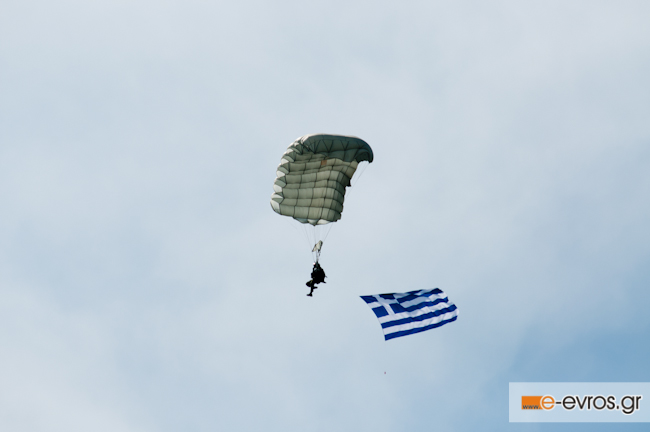 Φωτορεπορτάζ από την επίδειξη αλεξιπτωτιστών στην Αλεξανδρούπολη.