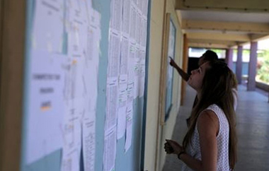 Το Υπουργείο Παιδείας έχει επιδοθεί σε έναν αγώνα δρόμου.