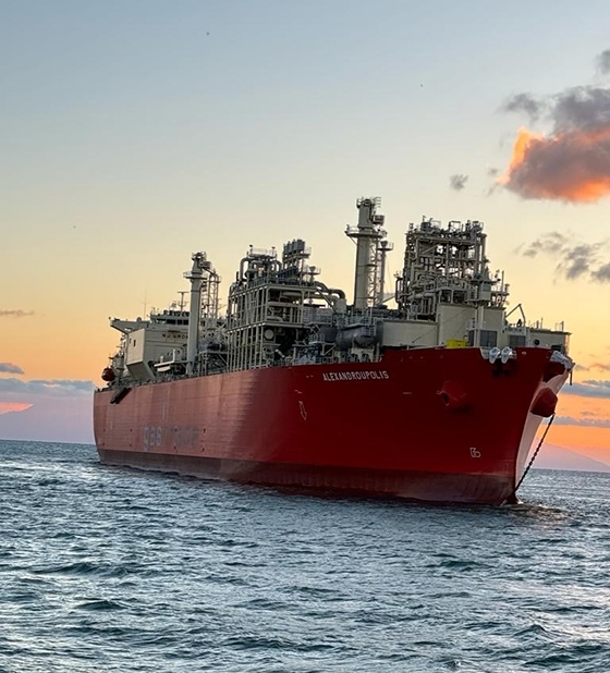 Το FSRU έφτασε και αγκυροβόλησε στην περιοχή στις 17 Δεκεμβρίου, ενώ η πρόσδεσή του ολοκληρώθηκε στις 23 του ίδιου μήνα.