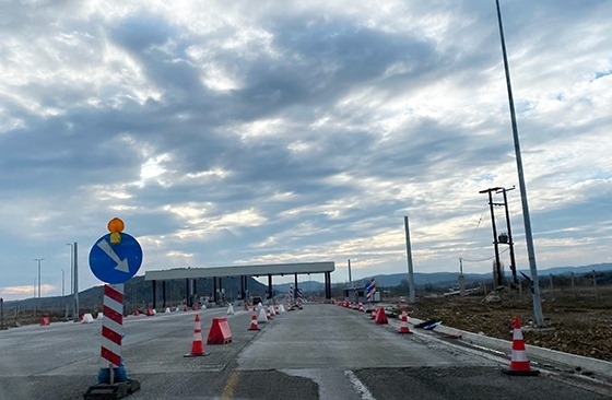 Ο Εμπορικός Σύλλογος Αλεξανδρούπολης καλεί τον Πρωθυπουργό, το Υπουργείο Υποδομών και όλους τους  φορείς να παρέμβουν χωρίς καθυστέρηση, ώστε να αποκατασταθεί το καθεστώς των δωρεάν διελεύσεων.
