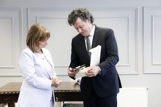 Η κ. Σακελλαροπούλου, μετά τη δοξολογία στον Ιερό Ναό Αγίων Θεοδώρων, την επιμνημόσυνη δέηση και την κατάθεση στεφάνου ανακηρύχθηκε Επίτιμη Δημότης της πόλης.