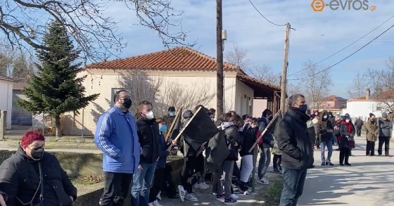 Στιγμιότυπο από τη σημερινή διαμαρτυρία στο ιατρείο του Τυχερού.