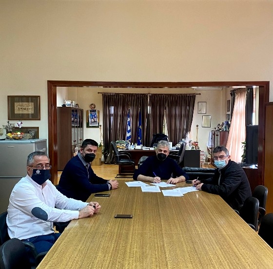 Στιγμιότυπο από την υπογραφή της σύμβασης.