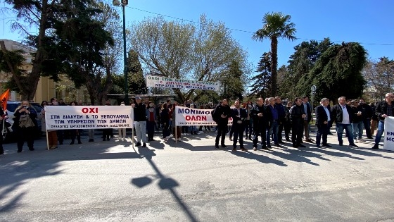 Στιγμιότυπο από τη συγκέντρωση των σωματείων μπροστά στο Εργατικό Κέντρο Έβρου.