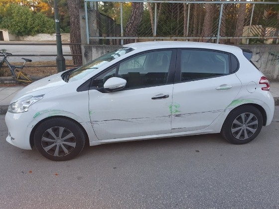 Σε αυτή την κατάσταση άφησε ο άγνωστος μέχρι στιγμής οδηγός το όχημα πολίτη της Αλεξανδρούπολης.