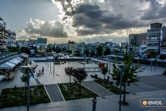 Έμποροι και επαγγελματίες της πόλης ετοιμάζονται για μια παρατεταμένη εκπτωτική βραδιά.