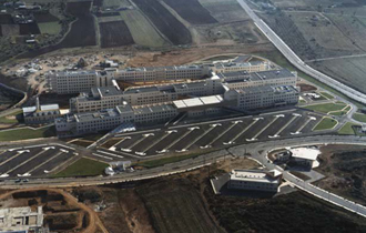 Η σύγκρουση των δύο οχημάτων ήταν τόσο σφοδρή που το αγροτικό όχημα κόπηκε στα δύο και ο 23χρονος οδηγός του τραυματίστηκε σοβαρά. 