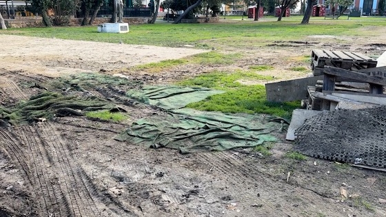 Η άλλοτε πράσινη εικόνα του πάρκου έχει αντικατασταθεί από λάσπη, κατεστραμμένο γκαζόν, παλέτες και λινάτσες βουτηγμένες σε λασπόνερα.