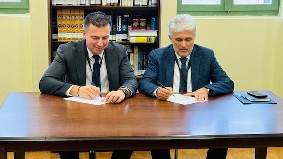 Το Μνημόνιο υπέγραψαν ο Γενικός Γραμματέας Επικοινωνίας και Ενημέρωσης, Δημήτρης Κιρμικίρογλου και ο πρύτανης του ΔΠΘ Καθηγητής Φώτιος Μάρης.