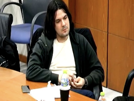 Ο κ. Γκουλιαμτζής αποφάσισε να μιμηθεί τον Γιώργο Ξυλούρη "Φραπέ" στην εξεταστική της Βουλής.