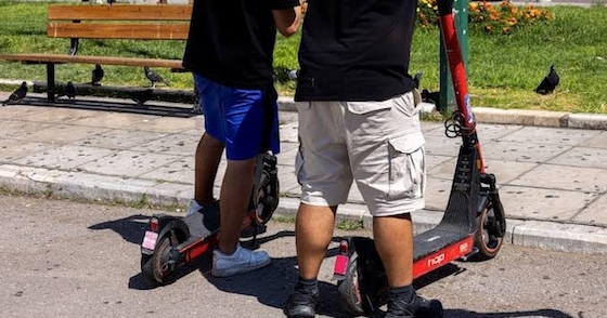 Τα κλεμμένα πατίνια εντοπίστηκαν και παραδόθηκαν στις ιδιοκτήτριες τους.
