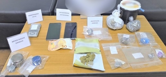 Στους χώρους εντοπίστηκαν και κατασχέθηκαν συσκευασίες με χασίς, μία ηλεκτρονική ζυγαριά ακριβείας, τρεις τρίφτες