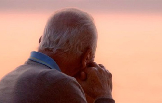 Οι ληστές τον ακινητοποίησαν χτυπώντας τον στο κεφάλι και στη συνέχεια τον έδεσαν.