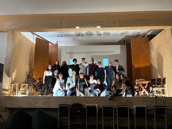 Στις 21 και 22 Ιουνίου η παράσταση θα παρουσιαστεί στο κοινό σε ειδικά διαμορφωμένο θέατρο εντός του σχολείου. 